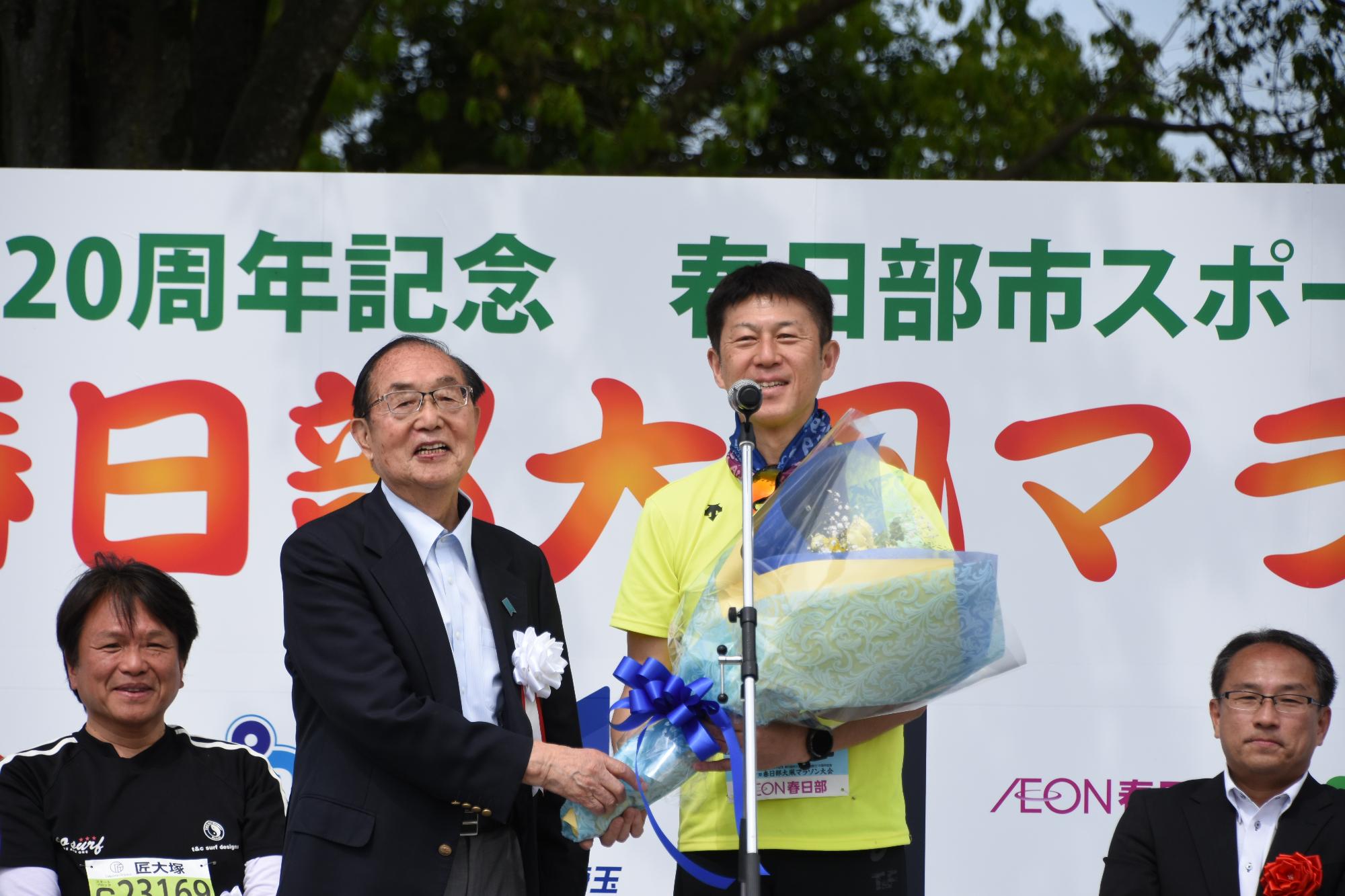 プレゼンターとして壇上に上がる平井大使