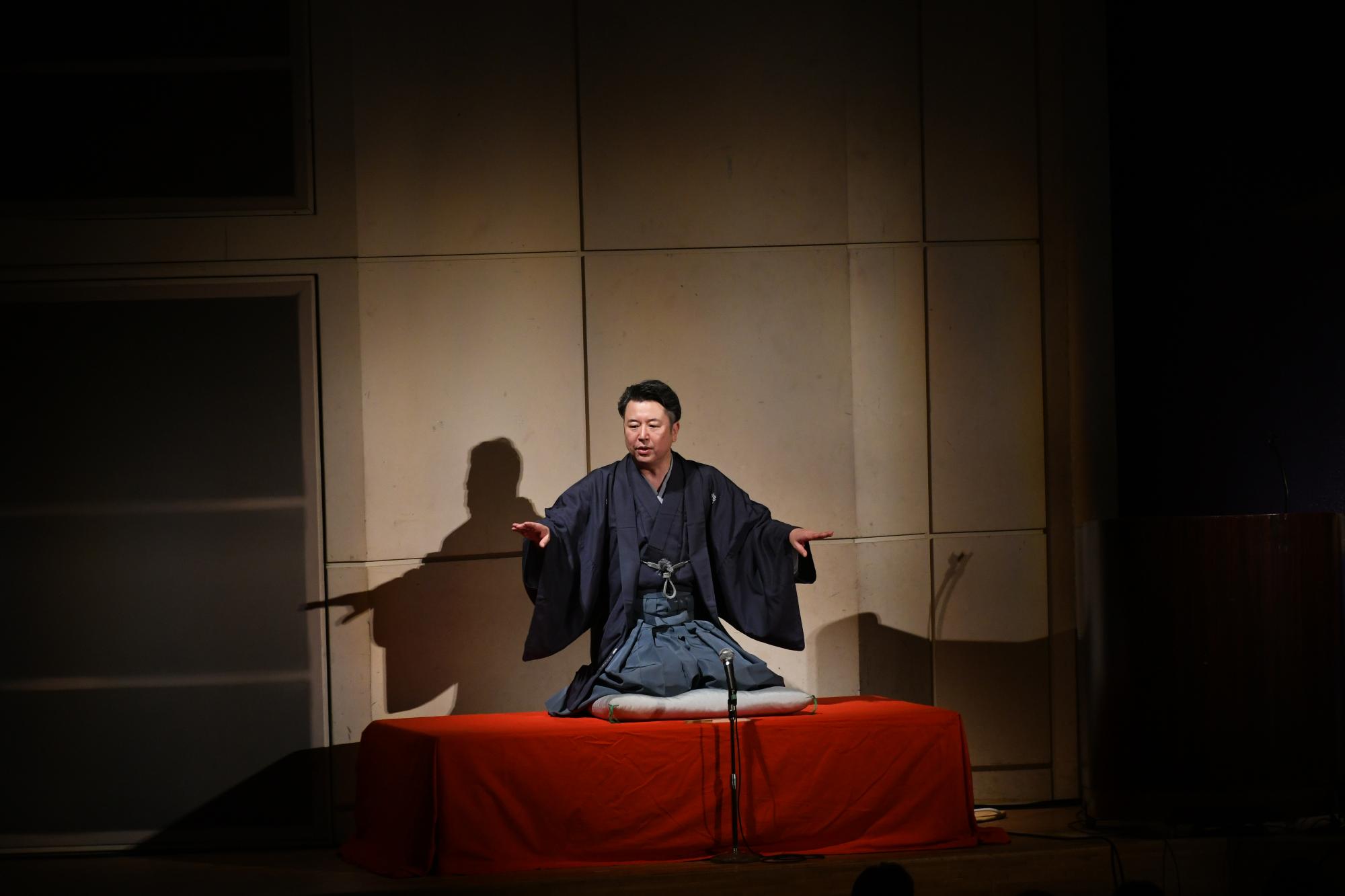 高座を披露する楽生大使