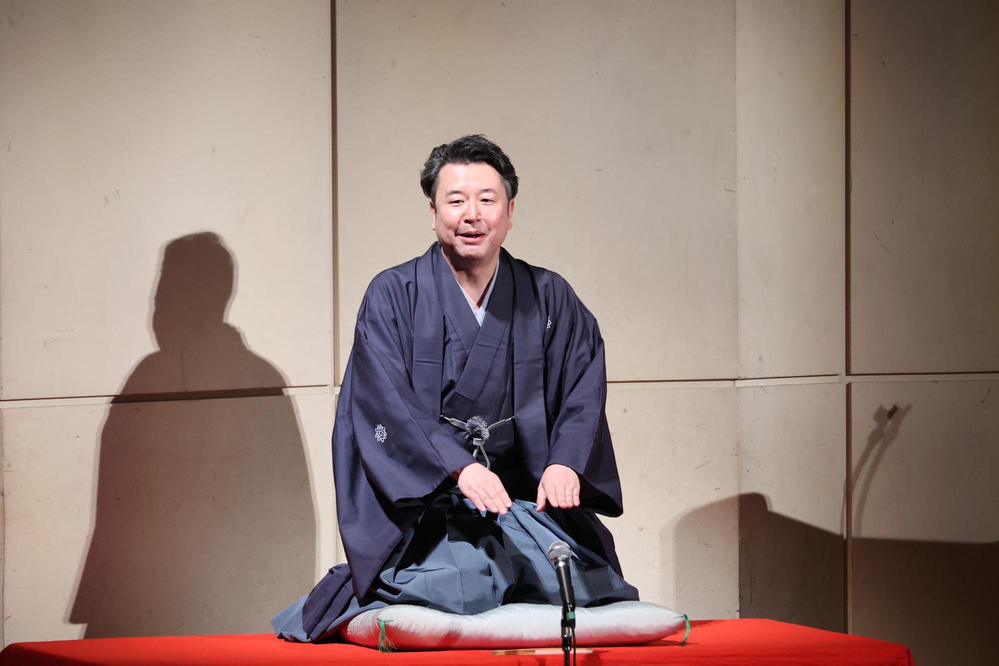 高座を披露する楽生大使