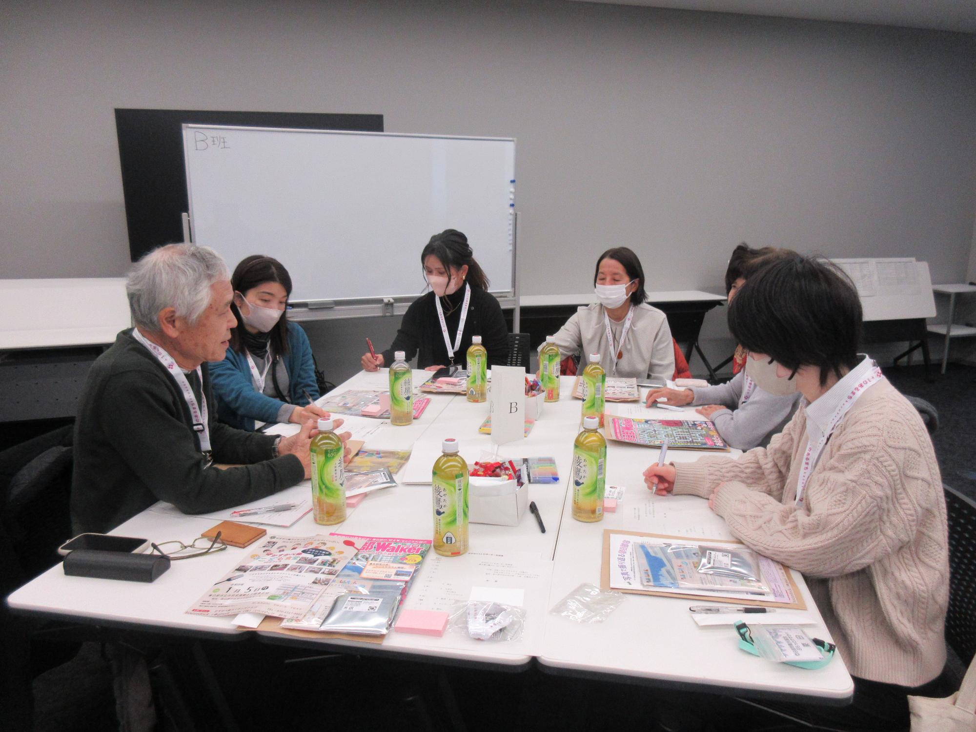 サポーター交流会で自己紹介をするB班の様子