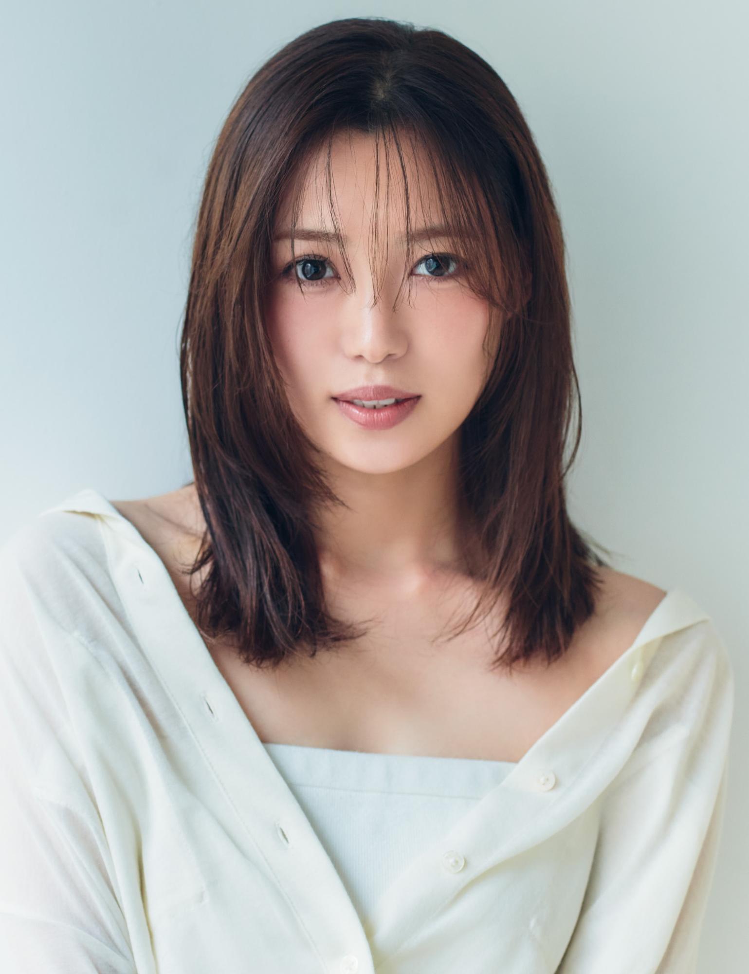 正面を向いてほほえむ山口大使