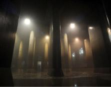たくさんの大きな柱が明かりに照らされている、首都圏外郭放水路の写真