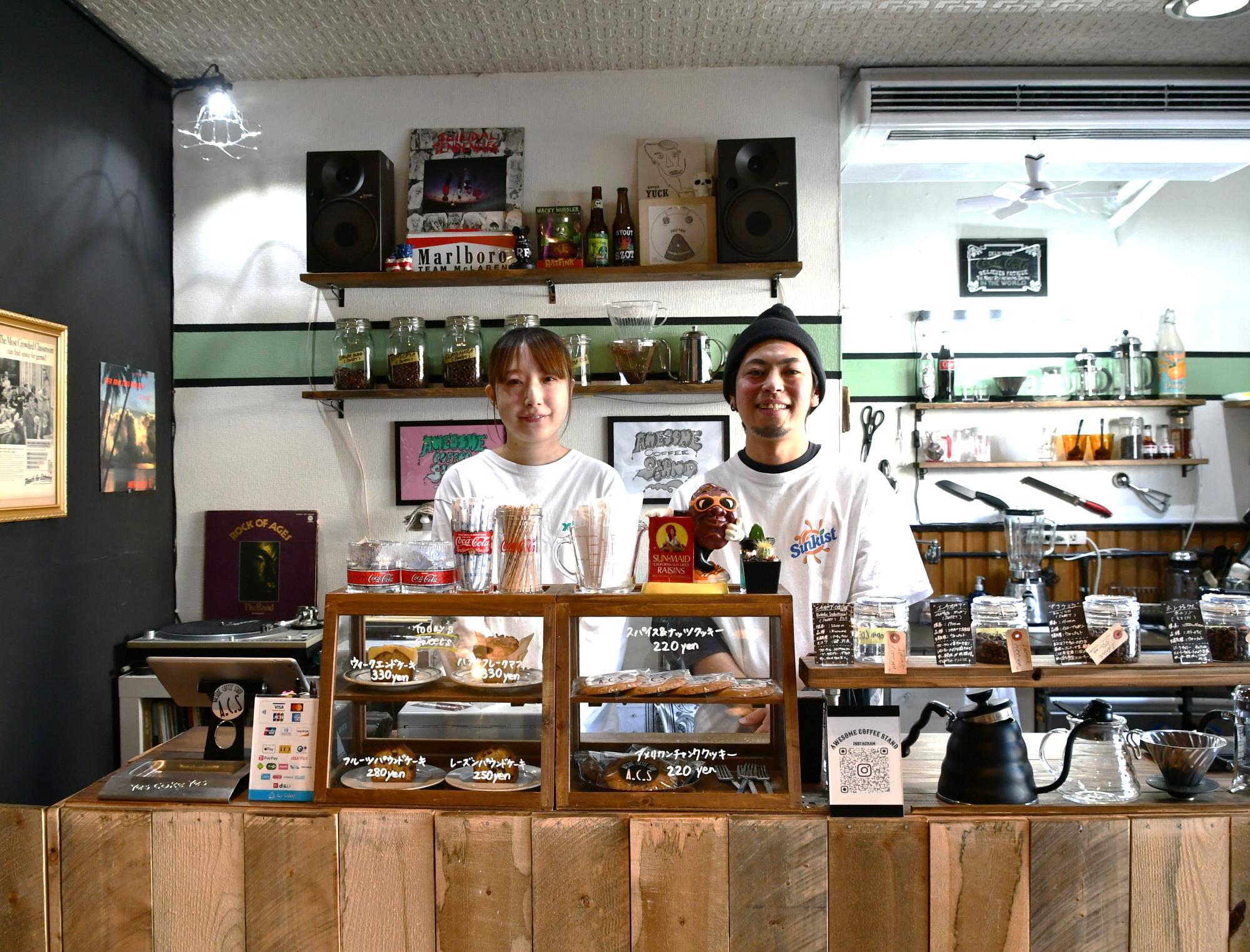 画像:オーサムコーヒースタンドのお店の前で並ぶ蔵さんと理沙さん