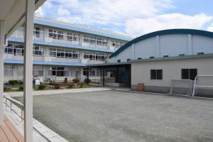 ドーム型の体育館と江戸川小中学校校舎の外観写真