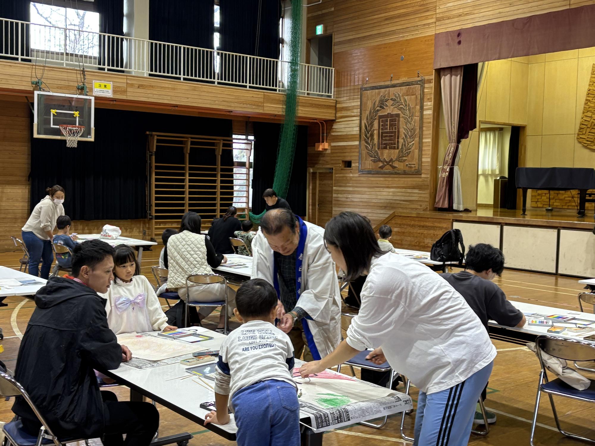 参加者家族が凧づくりをしている様子