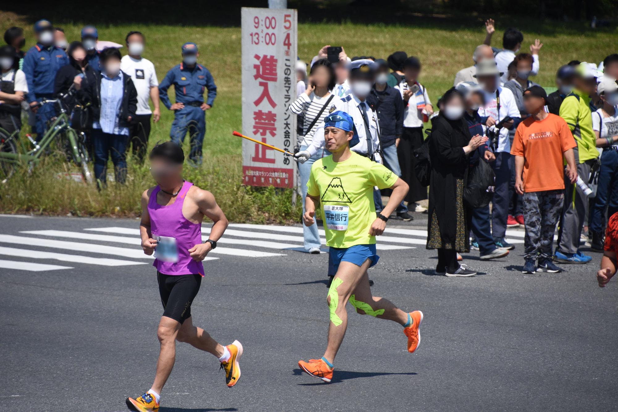 走る平井大使