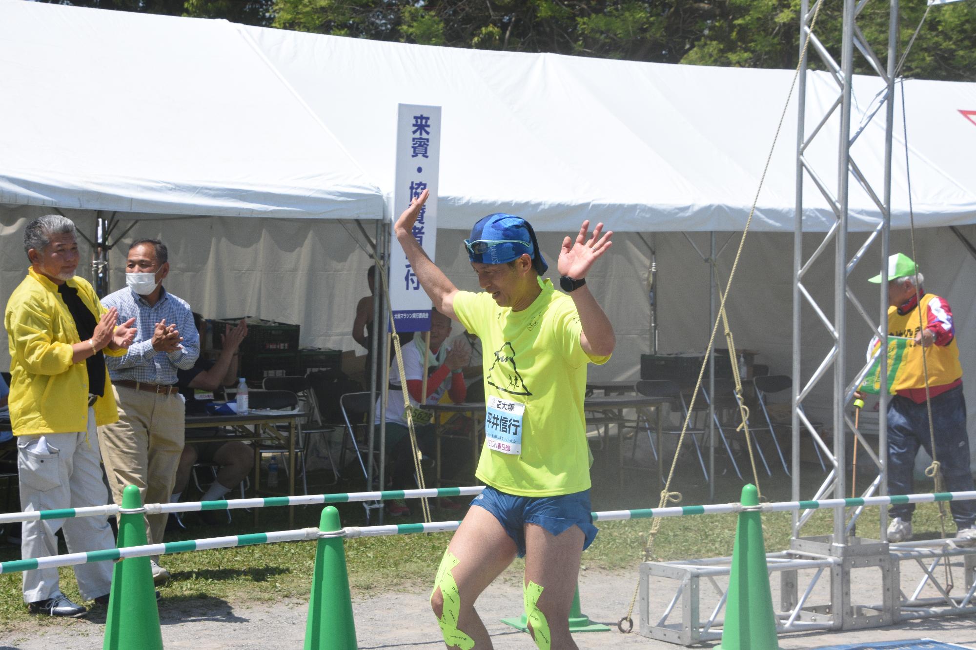 平井信行大使がゴールする様子