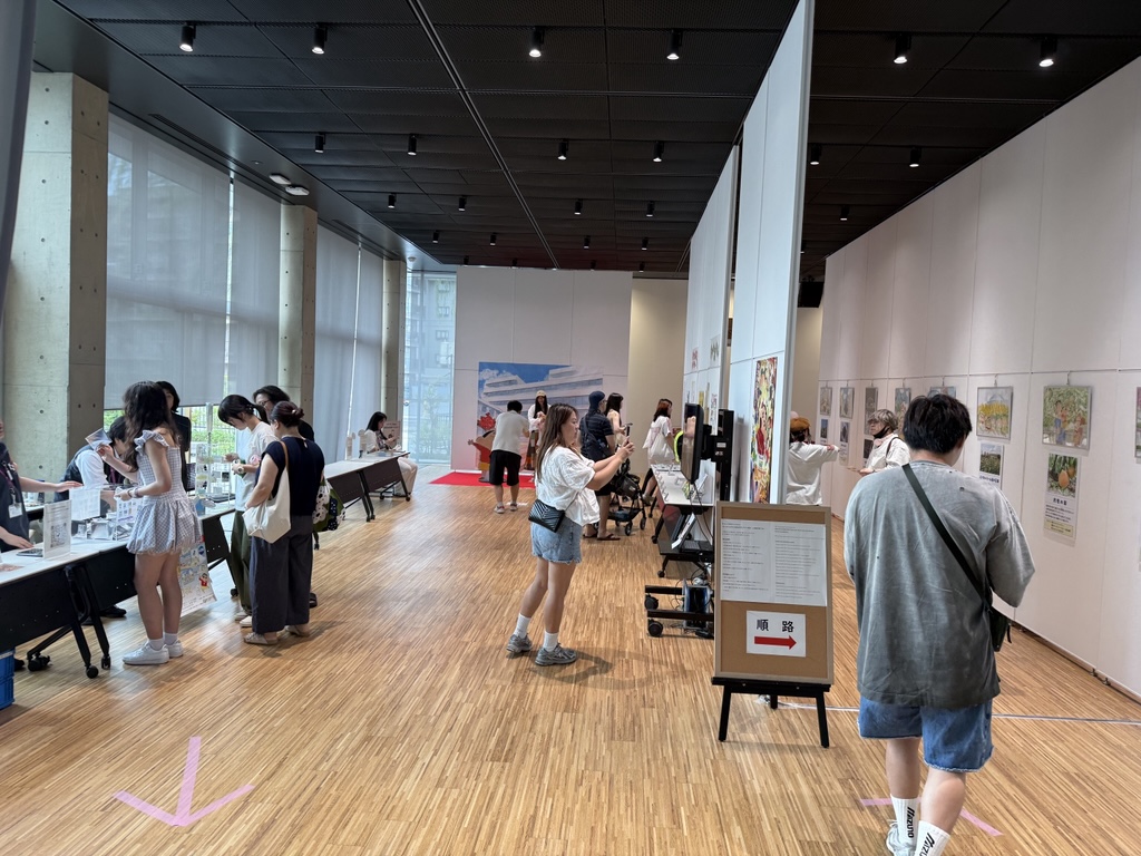 イラスト展示を楽しむ来場者の様子