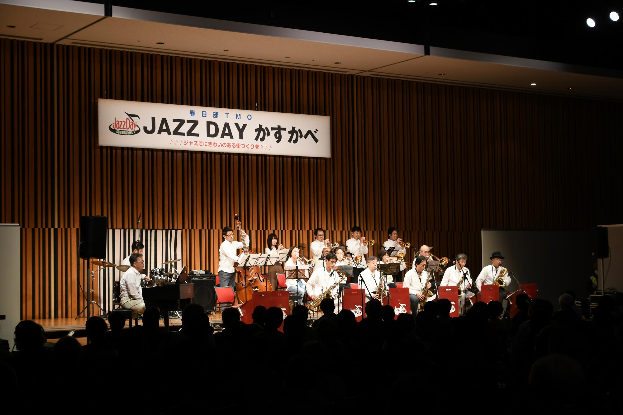 JazzDayかすかべ2022秋の演奏中写真
