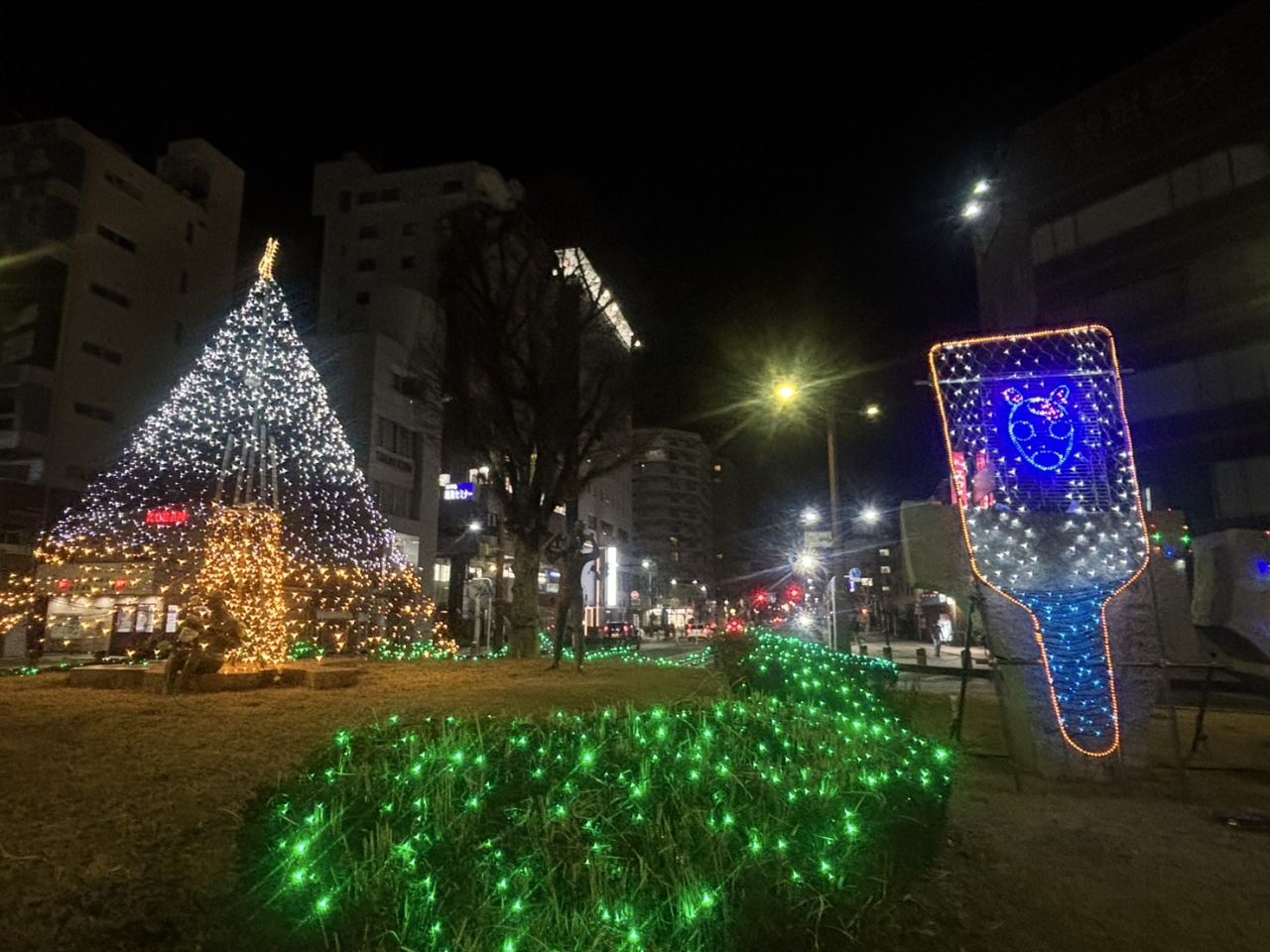 大きなクリスマスツリーや羽子板をモチーフにした飾り付けの春日部駅東口イルミネーションの様子