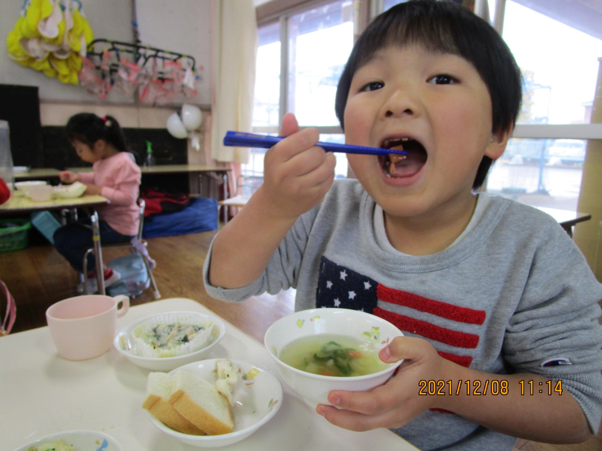 画像:スープを食べる男児