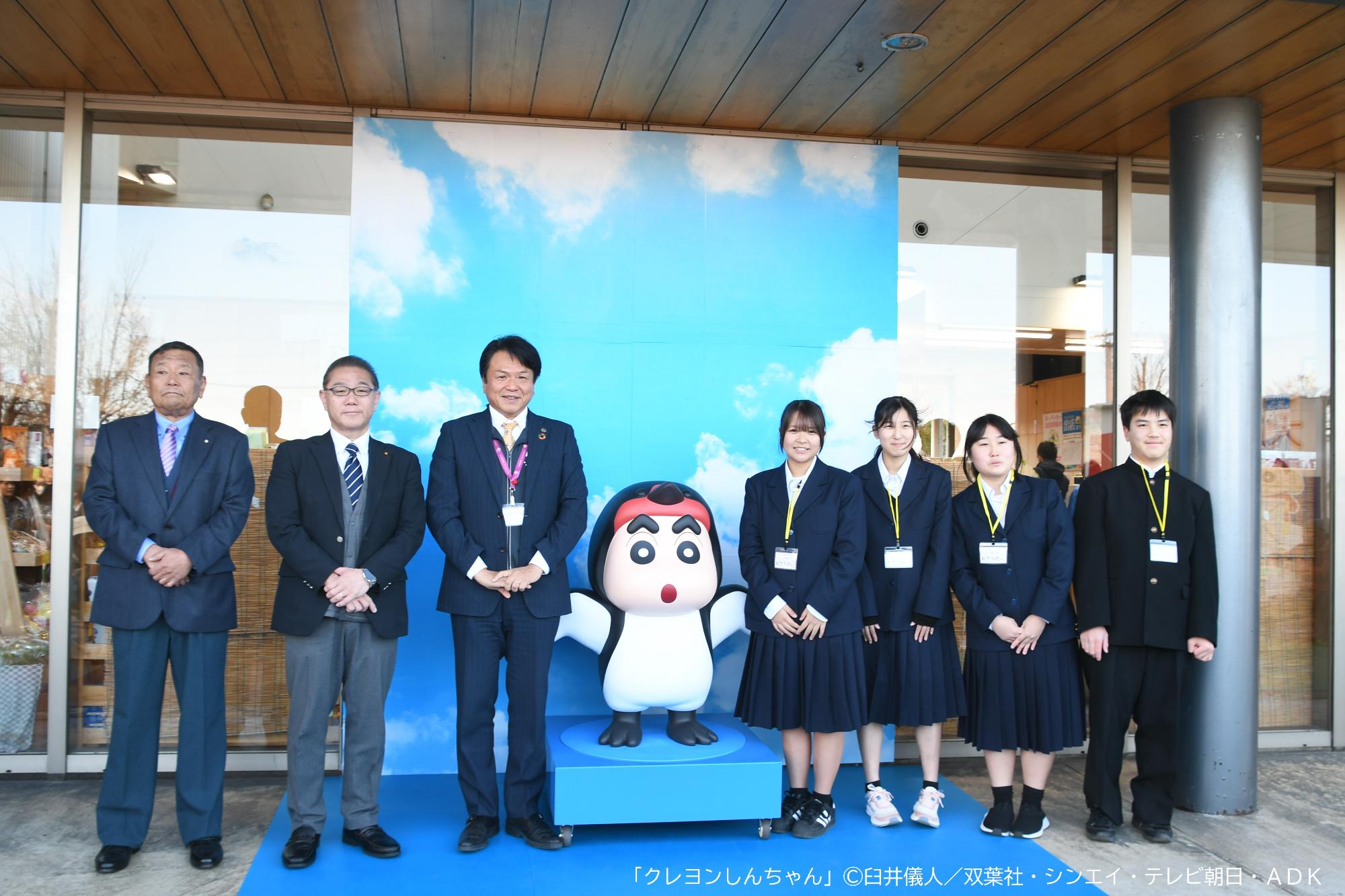 モニュメントお披露目後のフォトセッションの様子