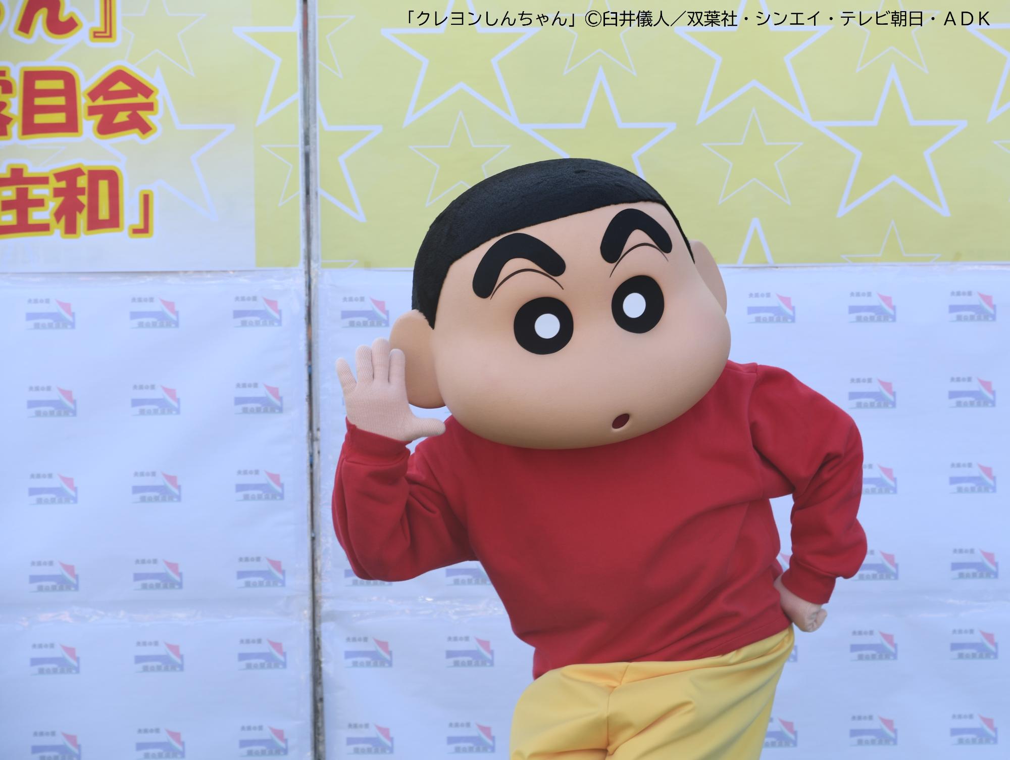 ステージ上でダンスを披露する野原しんのすけくん