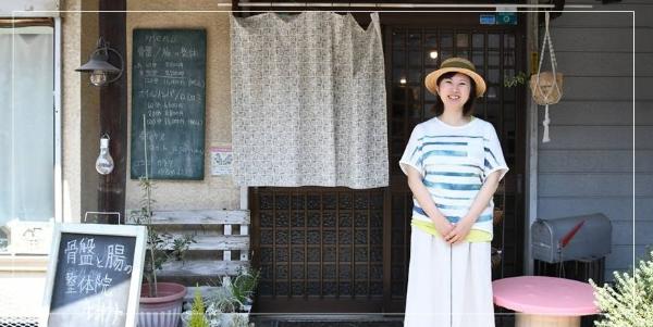 お店の前で笑顔で立つナオナさん