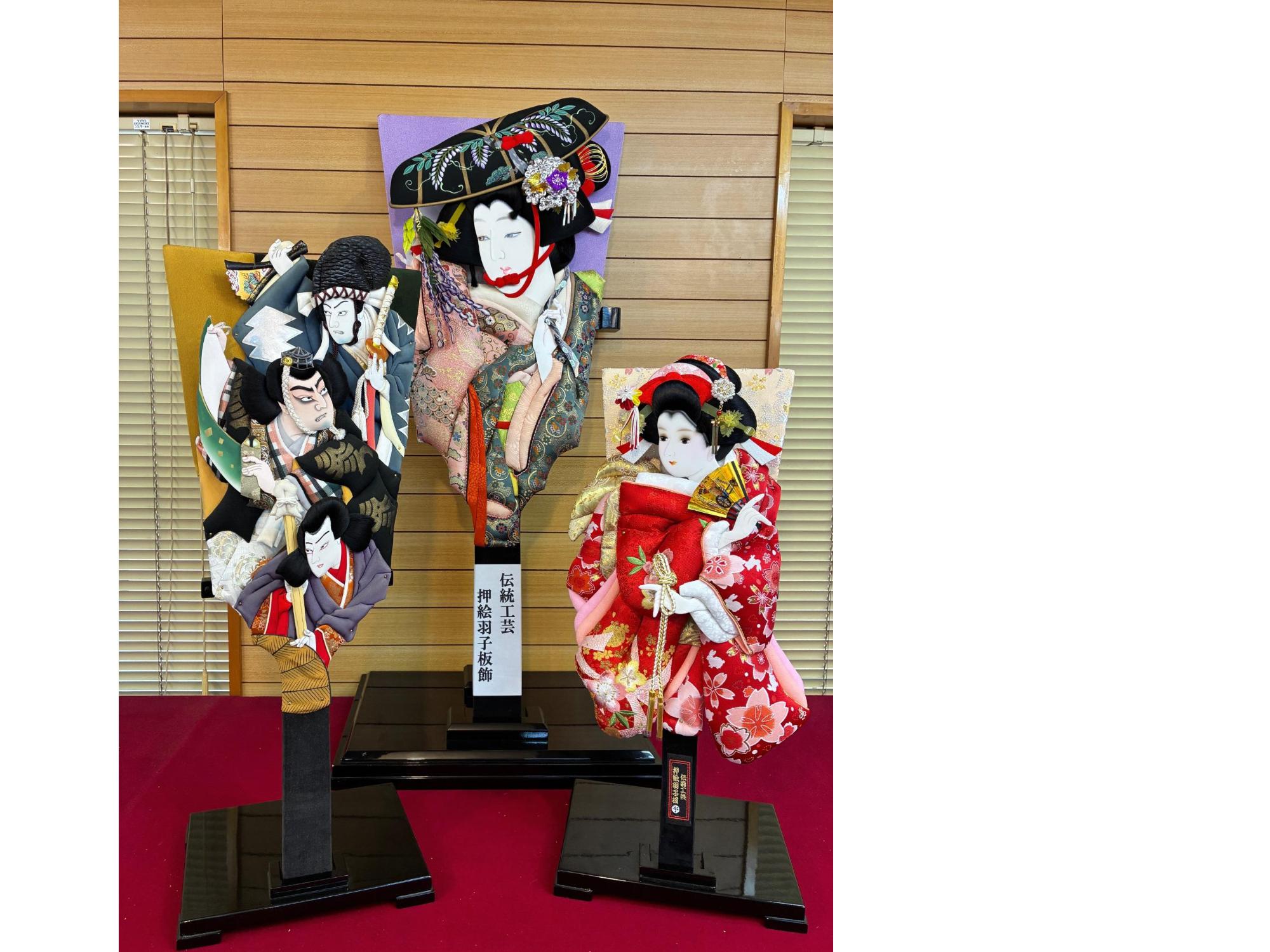 美しい女性の姿や雄々しい男性の姿が彩られている3つの押絵羽子板の写真