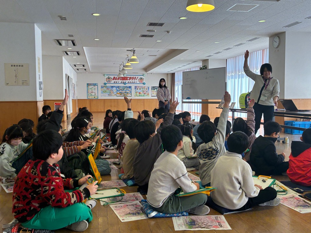 手を挙げて指名を待つこどもたちの様子