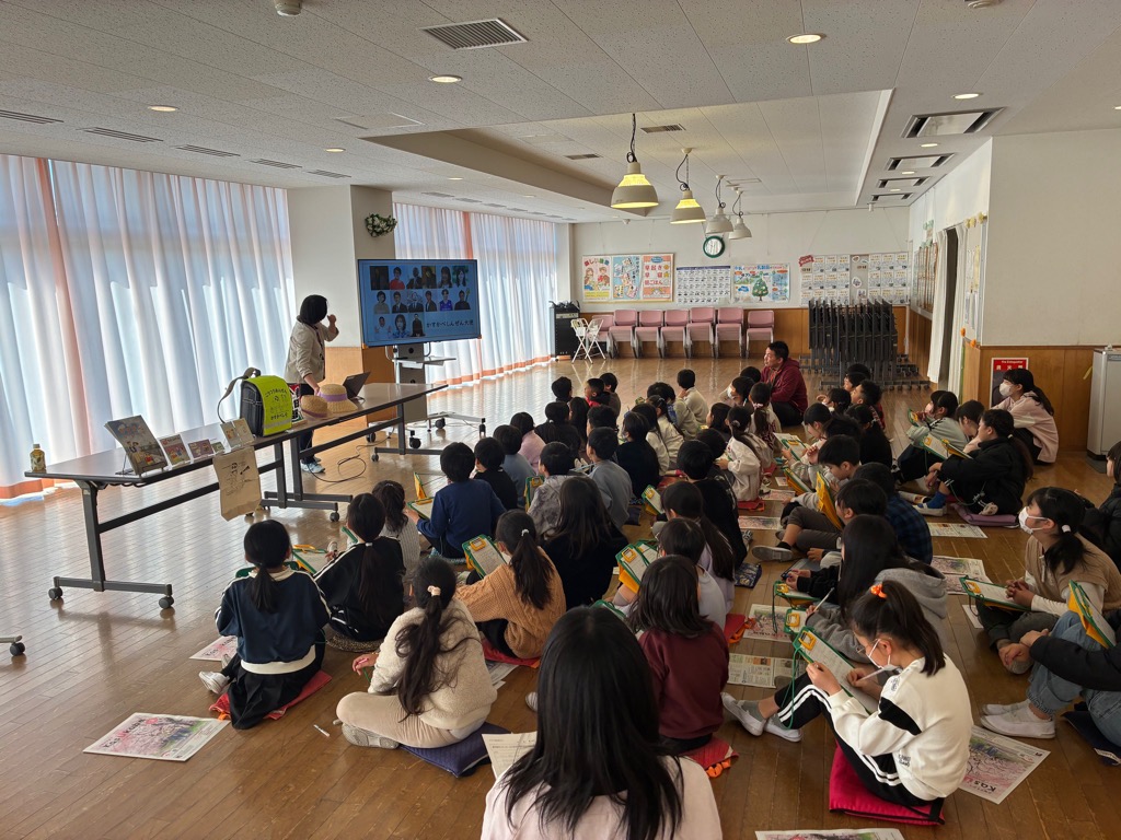 説明を聞きながら、メモを取り真剣に取り組んでいる児童たちの様子