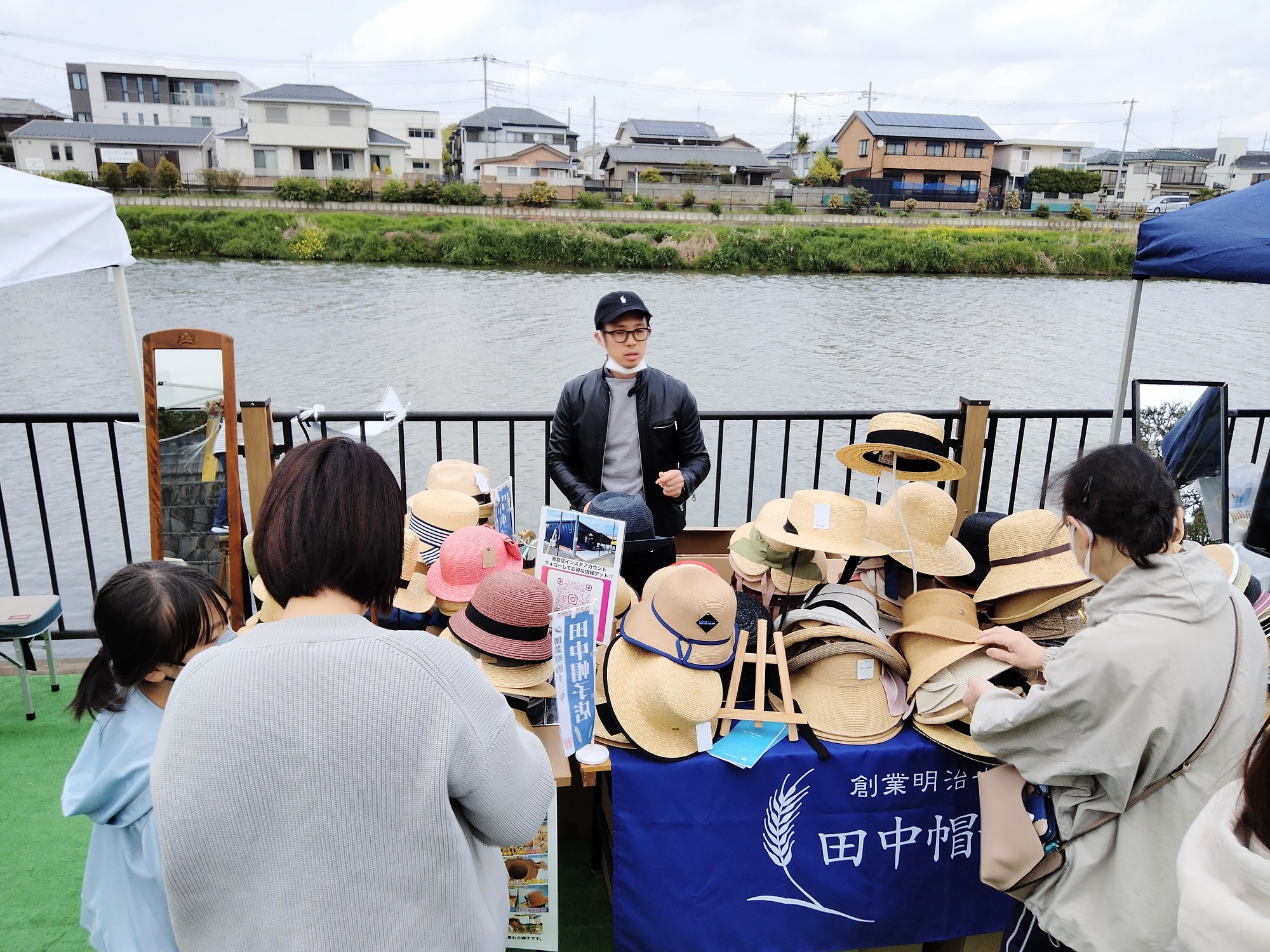 画像:田中帽子店の販売の様子