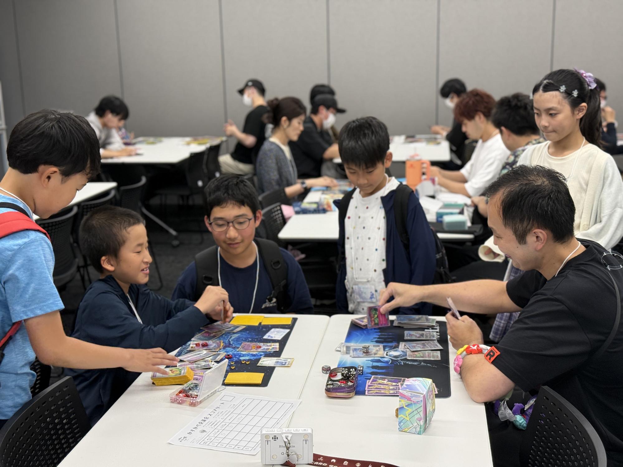 かすかべ交流会でカードを手に歓談する参加者