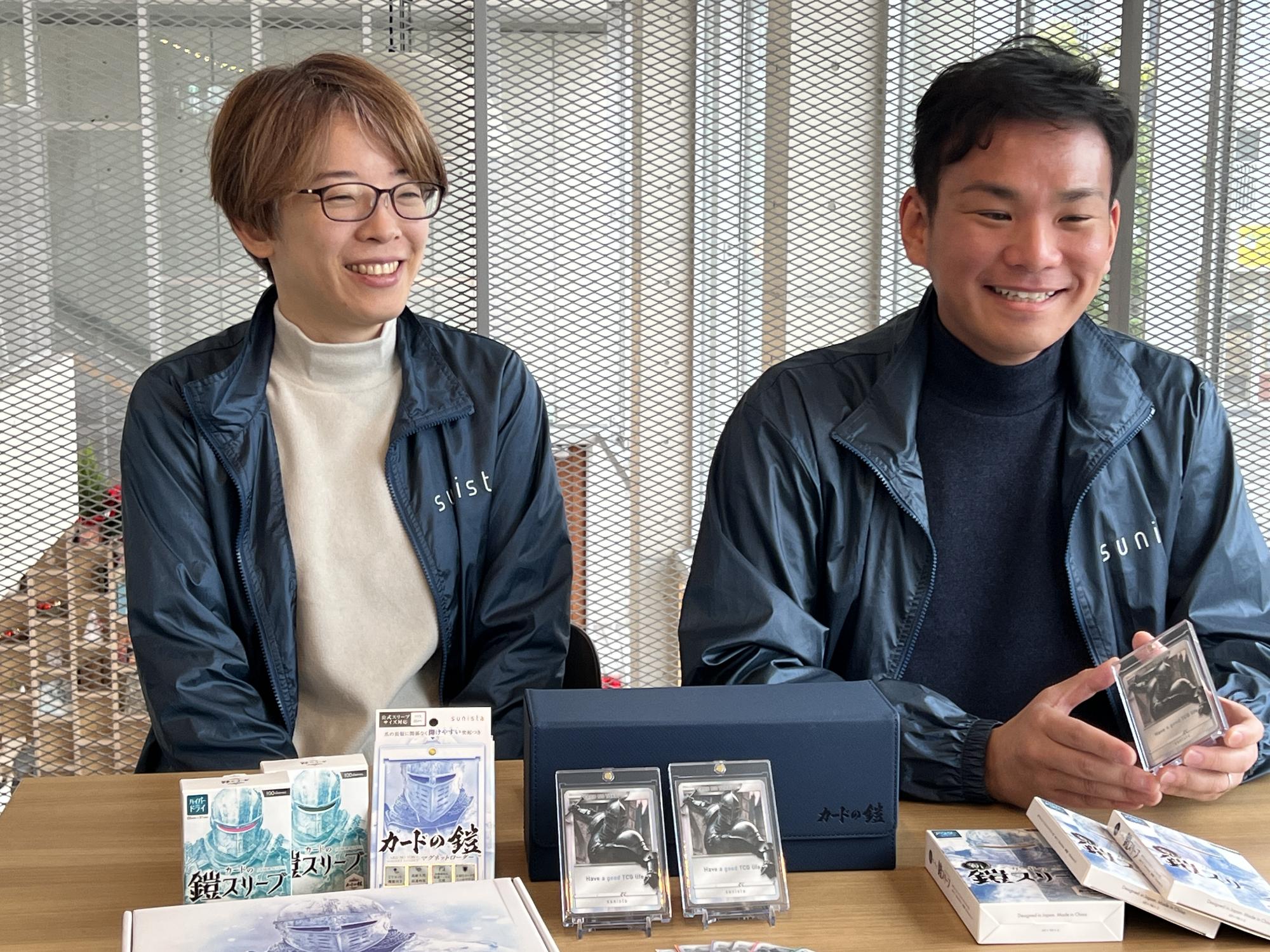 笑顔でインタビューに答える鈴木俊介さんと鈴木由美さん