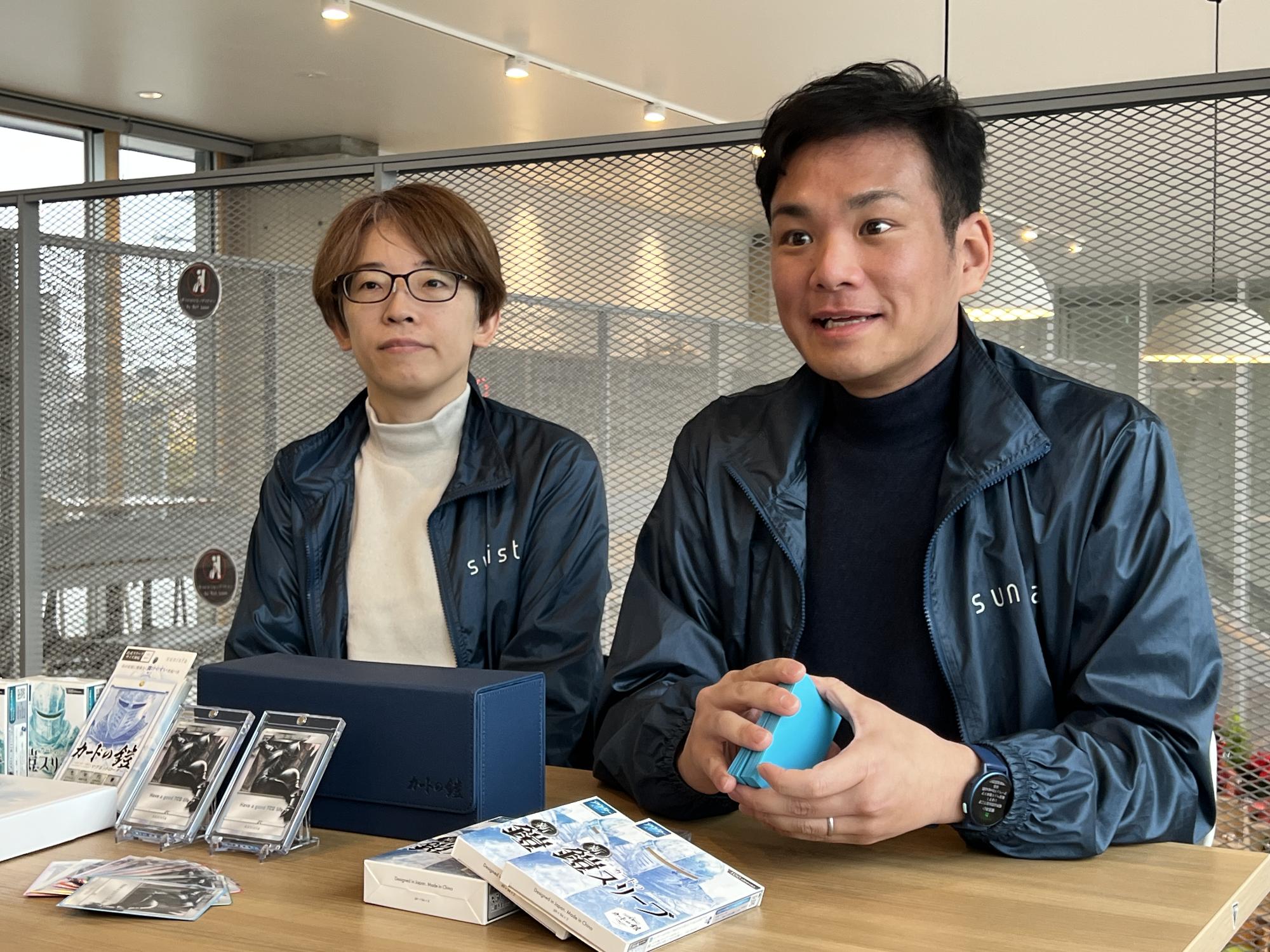 商品を手にインタビューに答えるサニーデイマーケットの鈴木俊介さん（右）と鈴木由美さん（左）