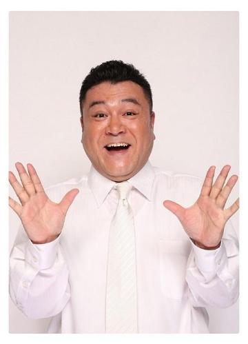 白いワイシャツとネクタイをつけてカメラに向かって両手を広げるアンタッチャブル山崎 弘也さんの写真