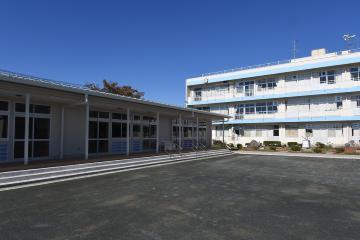 手前と奥に校舎がある江戸川小中学校の外観の写真