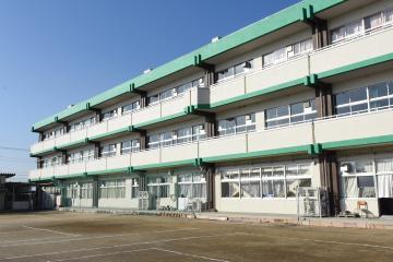 3階建ての春日部南中学校の外観の写真