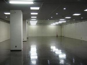 柱が二本中央に立っている白い壁の展示室の写真