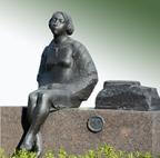 石段に座り一人まどろむ女性の銅像の写真