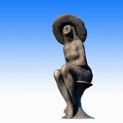 青空をバックに帽子をかぶり椅子に座る女性の銅像の写真