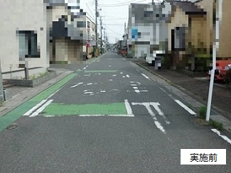 藤塚小学校通学路の路面標示がはがれかけている写真