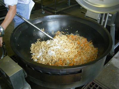 大鍋に油揚げと調味料を加えた写真