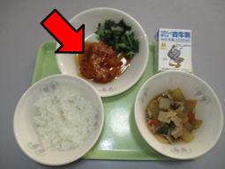 お盆に載せられた給食の飛竜頭のお皿を矢印で示した写真