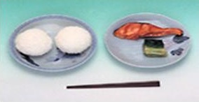 おにぎり・塩鮭・菜の漬物がお皿に盛られた写真「学校給食の始まり」