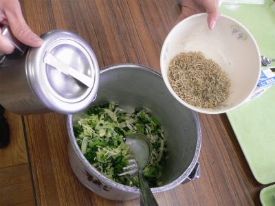 こまつなの入った器にじゃことドレッシングを入れるところの写真