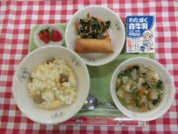 お盆の上に並べられた、彩り豊な学校給食の写真