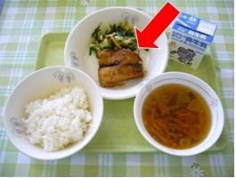 さんまのかば焼きがメインの一汁三菜の給食の献立の写真