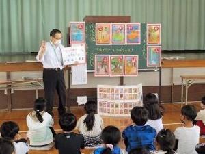 中野小学校で講師が児童に郷土学習を実施する様子