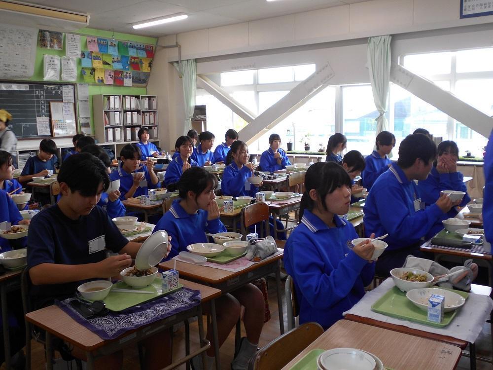 中学校の給食の写真です