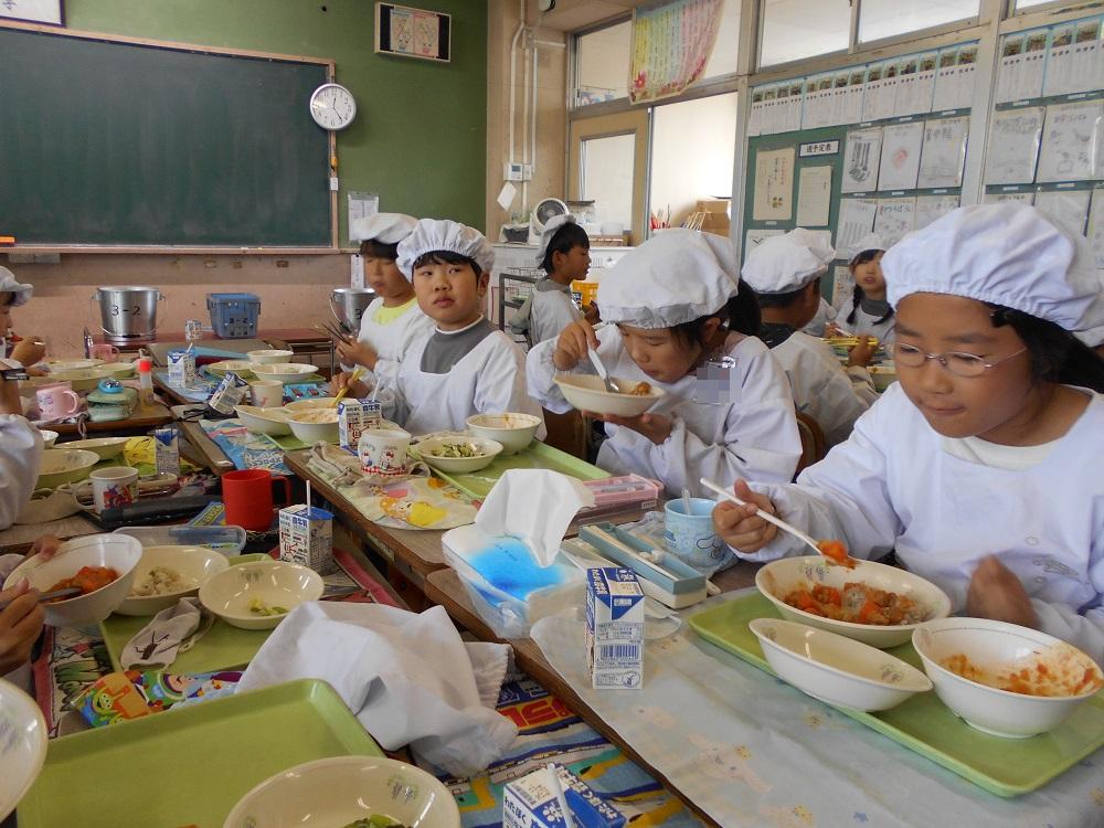 図書館リストランテを食べる様子の写真