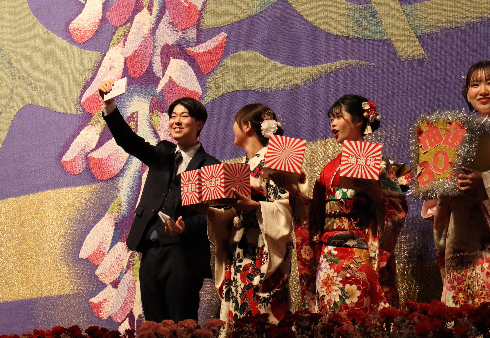 実行委員会委員の進行で、大抽選会を実施しました