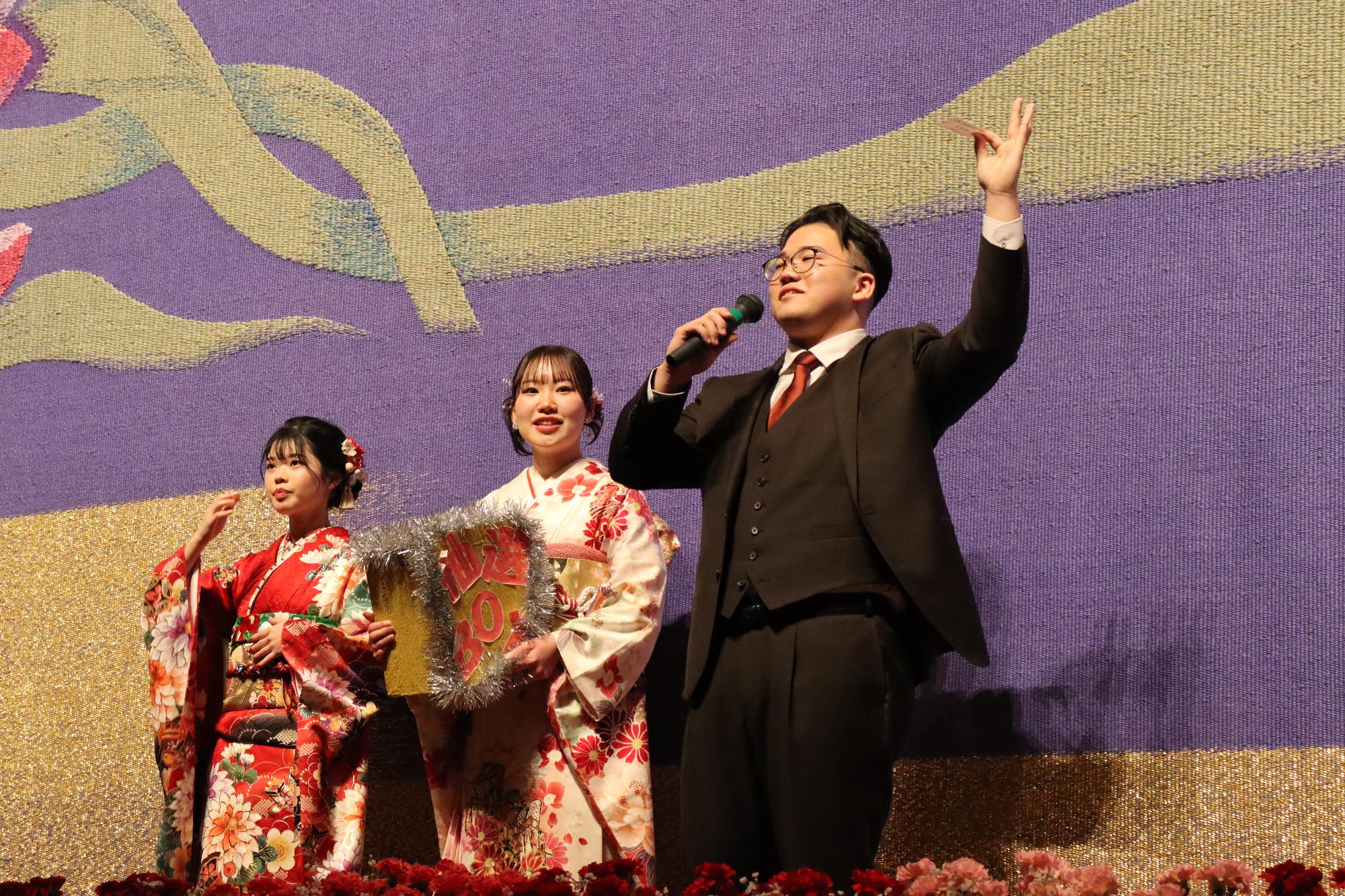 実行委員会委員が抽選し、当選番号を読み上げました