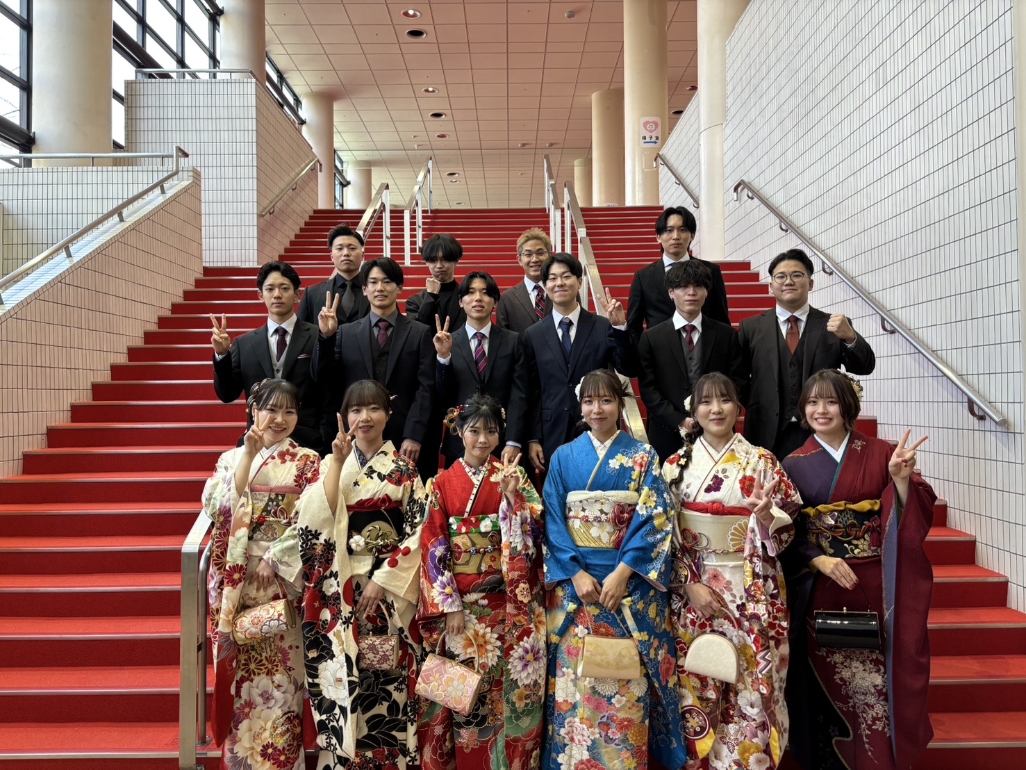 公募委員のみで記念写真を撮影