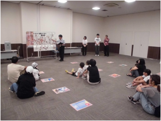 みな真剣に郷土かるたの説明を聞いています