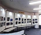 壁際に並べられたホワイトボードに写真がたくさん飾られている写真
