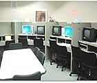 個別に仕切りがされパソコンが設置されているパソコン体験・ビデオ視聴コーナーの写真