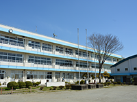 水色のラインが印象的な「江戸川小中学校」の写真（「江戸川小中学校」のサイトへリンク）
