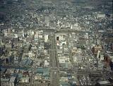 春日部駅西口から東口方面の街並みの上空写真