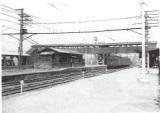 春日部駅の木造の駅構内とホームを写した白黒写真